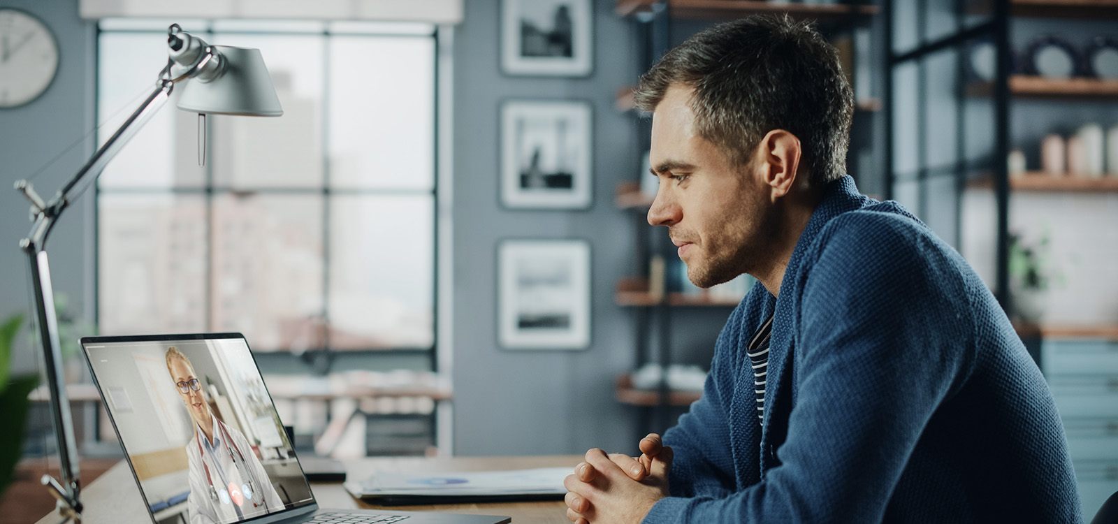 Man looking at computer screen 1600