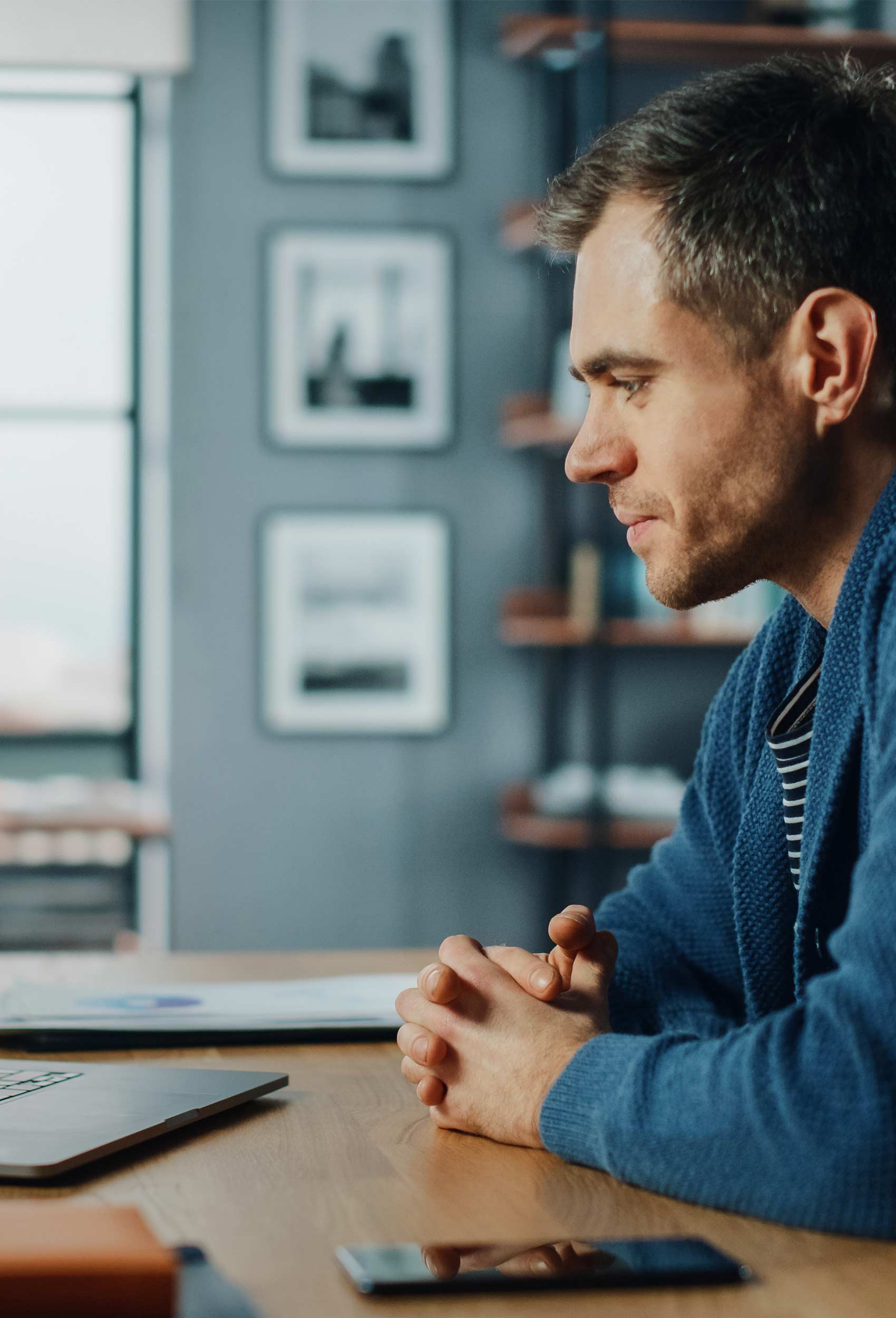 Man looking at computer screen 1700